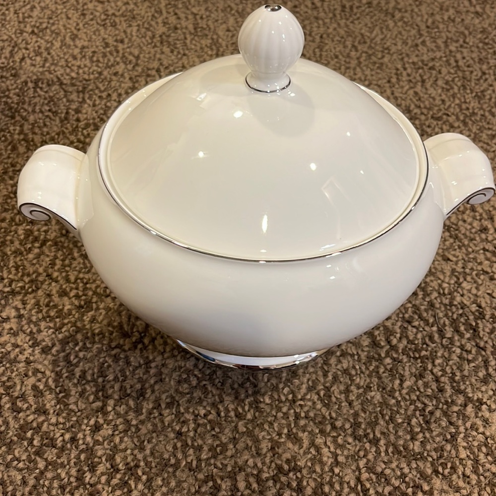 Mikasa Cameo Platinum Covered Casserole Never used/NIB